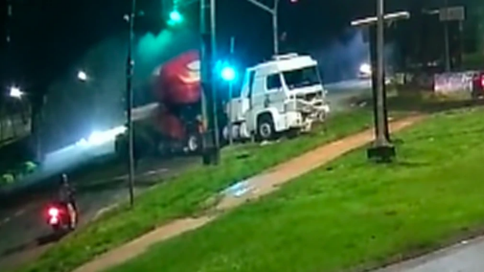 Câmera flagra carreta desgovernada arrastando veículos no Contorno Sul de Maringá; veja o vídeo