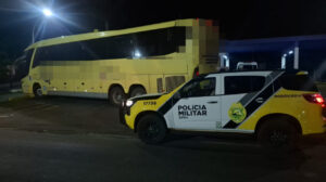 Criminosos armados assaltam ônibus interestadual e roubam pertences de passageiros na região de Maringá