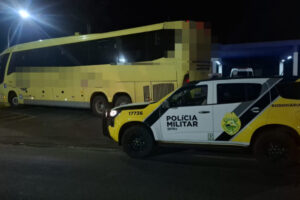 Criminosos armados assaltam ônibus interestadual e roubam pertences de passageiros na região de Maringá