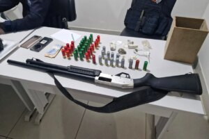 Denúncia de maus-tratos a animal leva à apreensão de arma, munições e drogas em Sarandi
