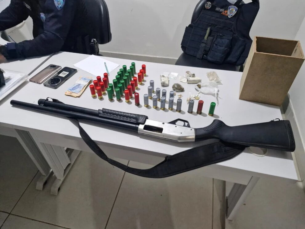 Denúncia de maus-tratos a animal leva à apreensão de arma, munições e drogas em Sarandi