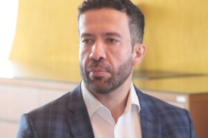 Deputado André Janones recebe alta hospitalar em São Paulo