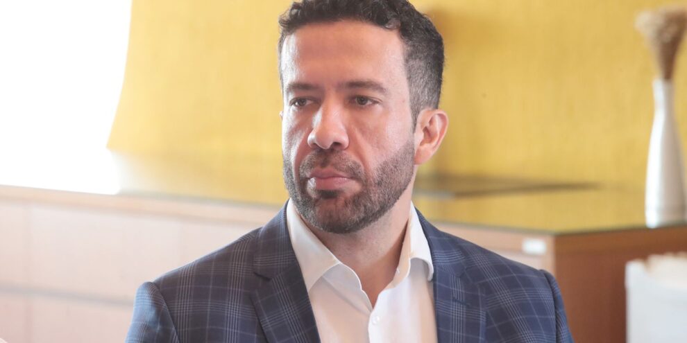 Deputado André Janones recebe alta hospitalar em São Paulo