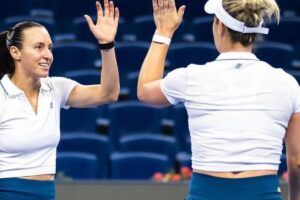 Dupla de Stefani bate campeãs olímpicas e avança à semi em Pequim