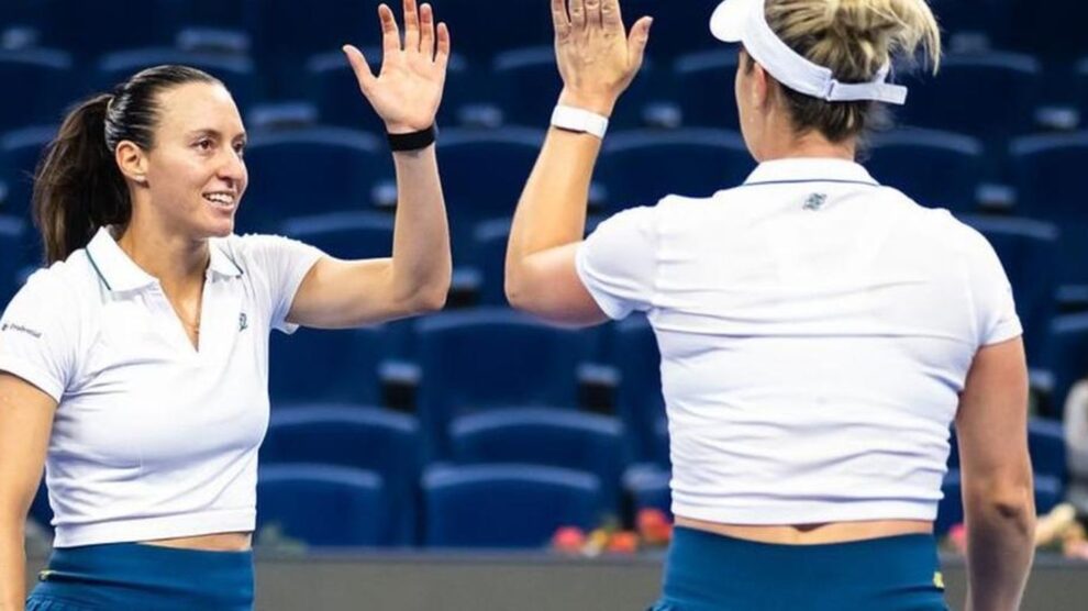 Dupla de Stefani bate campeãs olímpicas e avança à semi em Pequim