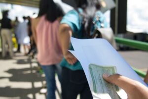 Eleições 2026: camiseta, adesivo, bandeira: o que pode usar para votar