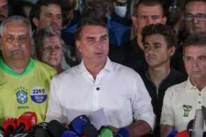 "Estamos surpresos" diz coordenador da campanha sobre sumiço de Flávio