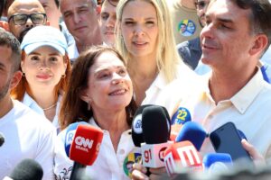 Flávio Bolsonaro diz que vai manter Bolsa Família e Farmácia Popular