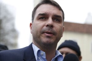 Flávio Bolsonaro foge para os Estados Unidos, diz Agência Reuters