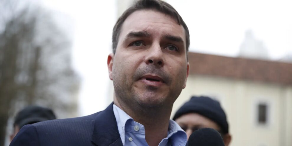 Flávio Bolsonaro foge para os Estados Unidos, diz Agência Reuters