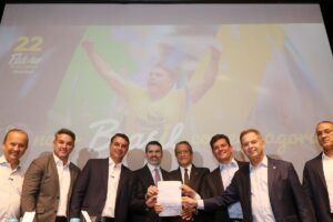Flávio Bolsonaro recebe apoio de governadores eleitos e Cury