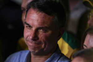 Fuga e carta golpista ampliam isolamento de Flávio Bolsonaro