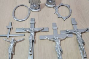 Homem é preso por furtar crucifixos e imagens de Nossa Senhora de túmulos na região de Maringá
