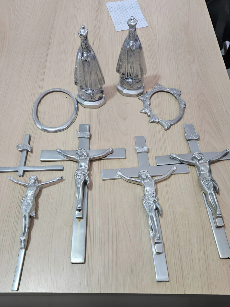 Homem é preso por furtar crucifixos e imagens de Nossa Senhora de túmulos na região de Maringá