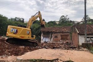 Jandaia do Sul chega à etapa final do desfavelamento com demolição das casas da Vila Santo Antônio