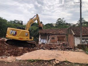 Jandaia do Sul chega à etapa final do desfavelamento com demolição das casas da Vila Santo Antônio