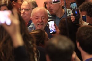 Lula agradece votos e diz que teve de vencer intromissão vinda de fora