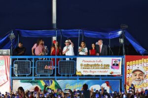 Lula classifica saída de Flávio Bolsonaro do Brasil como “vergonhosa”