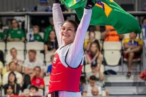 Maria Clara Pacheco é campeã da 3ª etapa do Grand Prix, em Paris