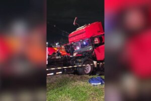 Motorista fica ferido após caminhão perder freio e atingir outros quatro veículos no Contorno Sul, em Maringá