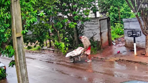 Novas imagens mostram homem saindo de casa com companheira em carriola após agressões em Sarandi