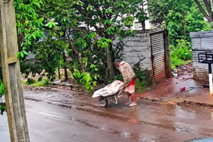 Novas imagens mostram homem saindo de casa com companheira em carriola após agressões em Sarandi