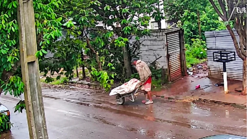 Novas imagens mostram homem saindo de casa com companheira em carriola após agressões em Sarandi