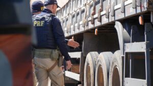 Operação Serra Segura: PRF identifica irregularidades em mais da metade dos caminhões fiscalizados no Paraná