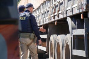 Operação Serra Segura: PRF identifica irregularidades em mais da metade dos caminhões fiscalizados no Paraná