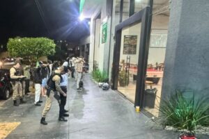 Operação aborda 280 pessoas, interdita comércio e apreende mercadorias na região