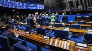 PEC que acaba com escala 6x1 entra no 2º dia de discussão no Senado
