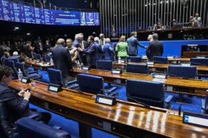 PEC que acaba com escala 6x1 entra no 2º dia de discussão no Senado