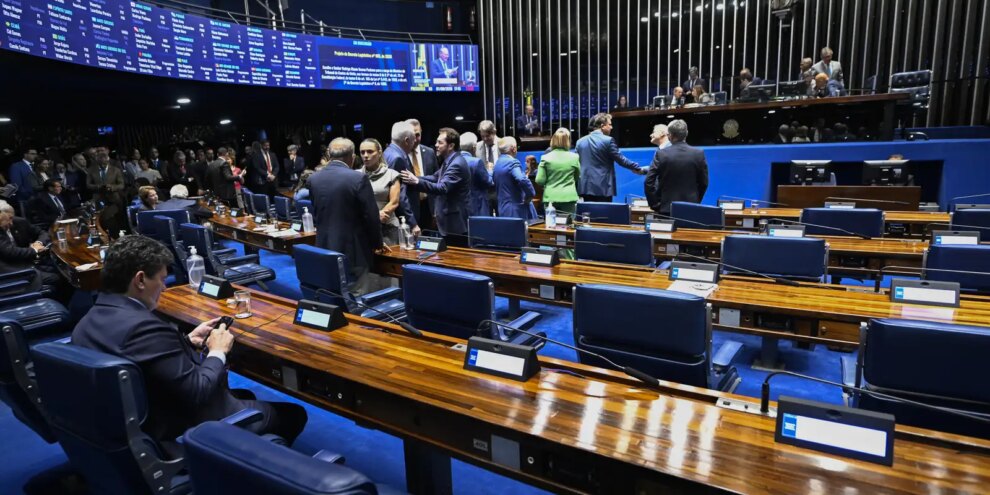 PEC que acaba com escala 6x1 entra no 2º dia de discussão no Senado