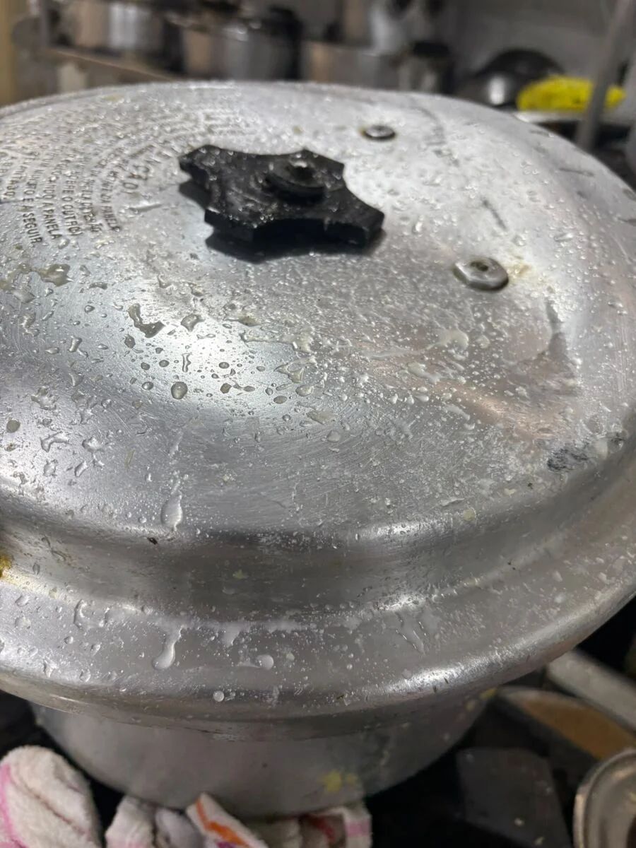 Panela de pressão explode em restaurante no centro de Maringá e deixa uma pessoa ferida