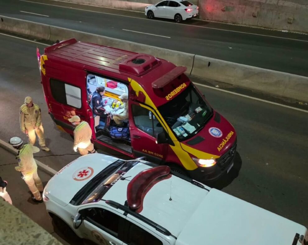 Perseguição policial termina com suspeito de tráfico pulando de viaduto de 7 metros em Maringá