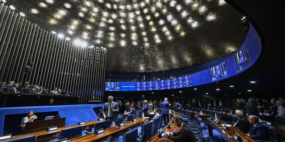 Plenário do Senado começa a debater fim da escala 6X1