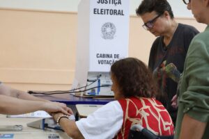 Primeiro turno contou com 43% mais eleitores de ao menos 70 anos