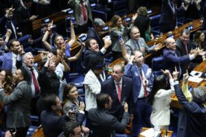Senado aprova fim da escala 6x1 e PEC vai a promulgação