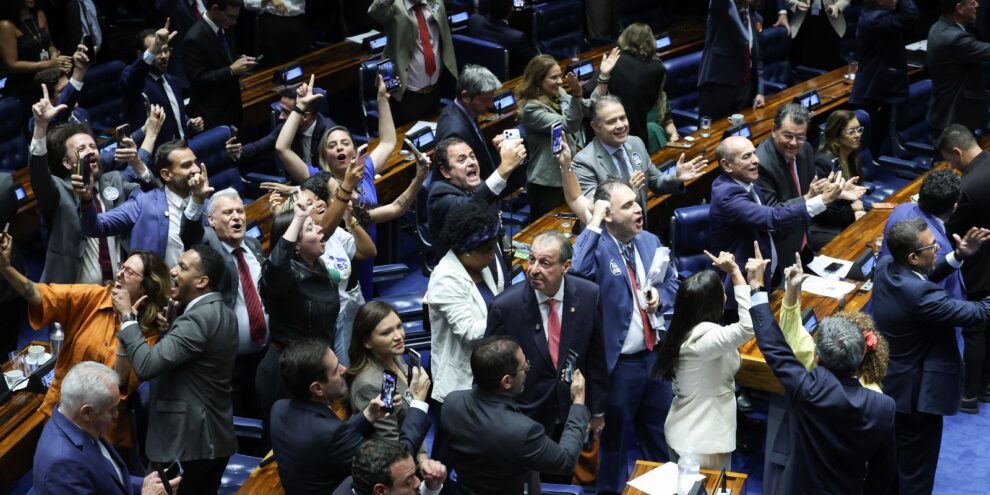 Senado aprova fim da escala 6x1 e PEC vai a promulgação