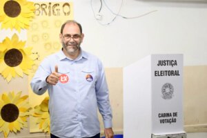 “Trabalhar para que nós não não deixemos governo nenhum privatizar mais o que a gente tem” - candidato a deputado Mário Verri vota em Maringá