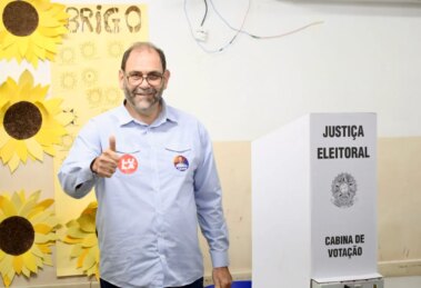 “Trabalhar para que nós não não deixemos governo nenhum privatizar mais o que a gente tem” - candidato a deputado Mário Verri vota em Maringá